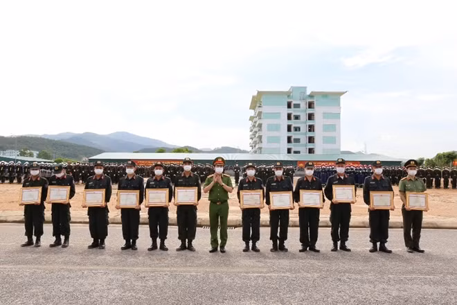Thứ trưởng Lê Quốc Hùng trao Bằng khen của Bộ Công an tặng các tập thể, cá nhân xuất sắc.