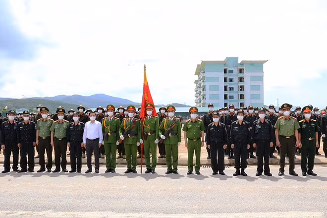 Thứ trưởng Lê Quốc Hùng cùng các địa biểu tại buổi lễ.