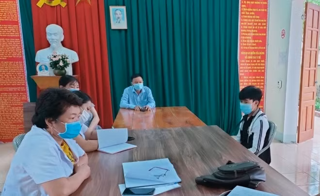 Ban chỉ đạo phòng chống COVID- 19 UBND xã Tà Cạ, huyện Kỳ Sơn làm việc với Công dân Hoa Văn Đen