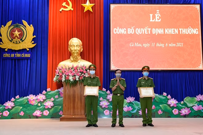 Đại tá Phạm Minh Lũy, Phó Giám đốc Công an tỉnh trao Bằng khen tặng các tập thể và cá nhân.