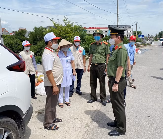 Linh mục Nguyễn Huy Tuấn và Đoàn gửi các phần quà tại điểm chốt cầu Cày, nhờ lực lượng chức năng vận chuyển đến Bệnh viện Y học cổ truyền Hà Tĩnh để đảm bảo phòng, chống dịch.