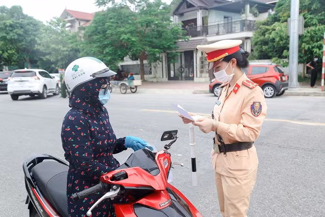 Người dân muốn rời thành phố phải có giấy xác nhận xét nghiệm COVID-19 của cơ quan y tế có thẩm quyền.