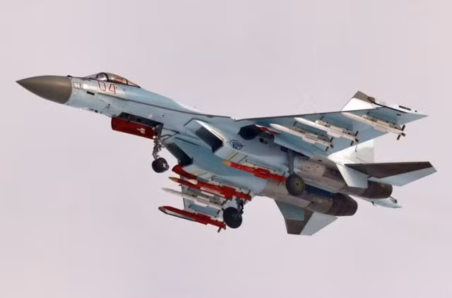 Su-35 với R-77-1
