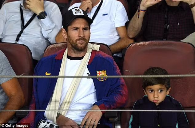 Tiền đạo Argentina trên khán đài NouCamp theo dõi trận đấu giữa Barca và Inter.