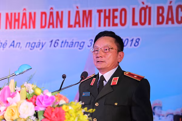 Thiếu tướng Nguyễn Quang Chữ phát biểu chỉ đạo tại buổi tổng kết các hoạt động của Hội phụ nữ BCA tại Nghệ An