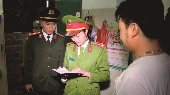Nữ Đại úy Lừ Thị Thu Trang xuống địa bàn, lắng nghe người dân để giải quyết các công việc từ cơ sở.