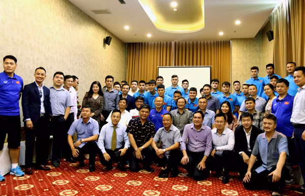Đại sứ và lãnh đạo các đơn vị chụp ảnh lưu niệm cùng đội tuyển Việt Nam.