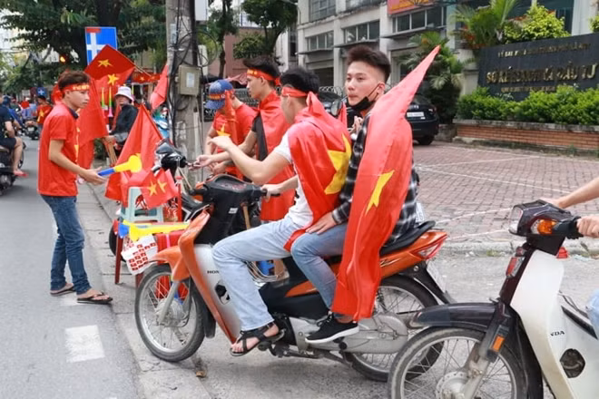 Phố phường Hà Nội tràn ngập sắc đỏ rạo rực trước giờ bóng lăn. Ảnh: Trần Ngọc.