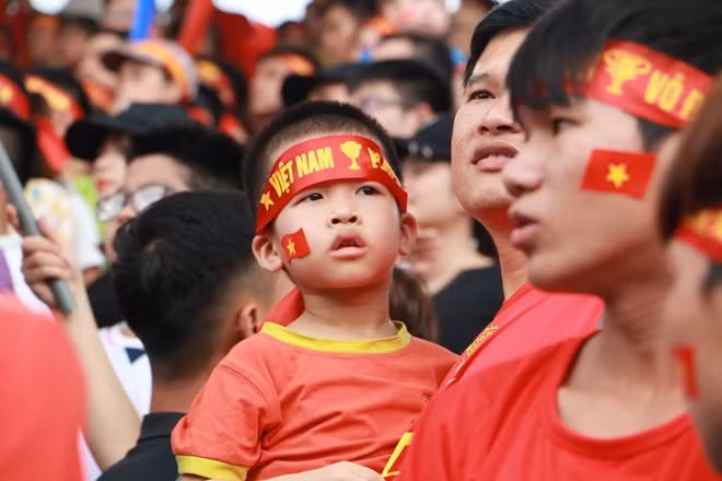 Một CĐV nhí tại sân Hàng Đẫy. Ảnh: VNE.