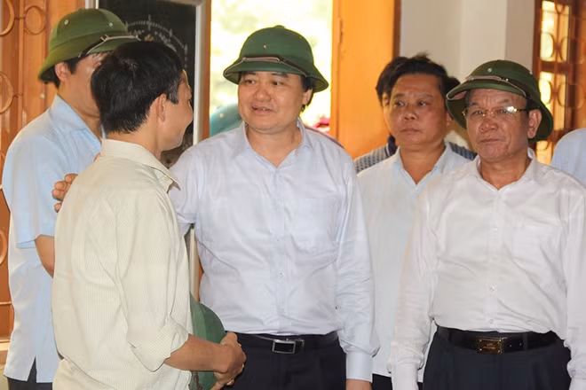 Bộ trưởng Phùng Xuân Nhạ thăm hỏi, động viên các thầy cô giáo.