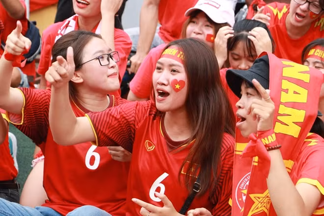 Các CĐV tại sân Hàng Đẫy vẫn đang hừng hực không khí từ hiệp 1. Ảnh: Trần Ngọc.