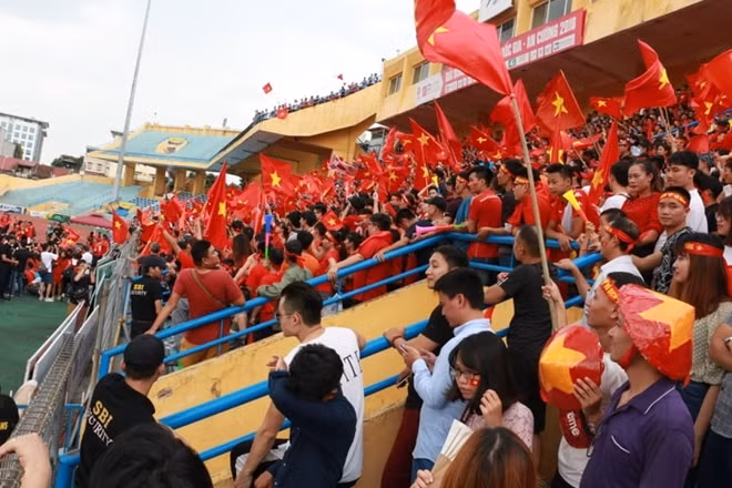Không khí sôi động trên sân Hàng Đẫy một địa điểm mà các CĐV đổ về để theo dõi trận tranh huy chương đồng ASIAD 2108. Ảnh: Trần Ngọc.
