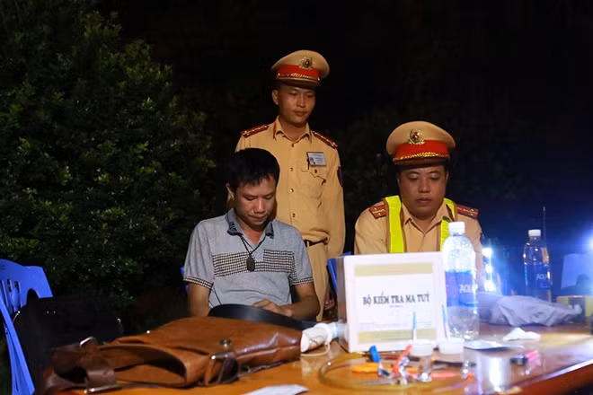 Với những chứng cứ trên, Quân thừa nhận mình đã sử dụng ma túy trước đó không lâu.