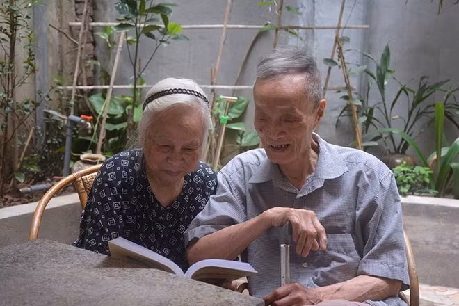Ông Nguyễn Khắc Tiếp bên người vợ đã bước sang tuổi 85.