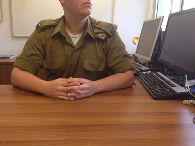 Shahar Erez là nhân viên chuyển giới công khai đầu tiên trong Lực lượng phòng vệ Israel.