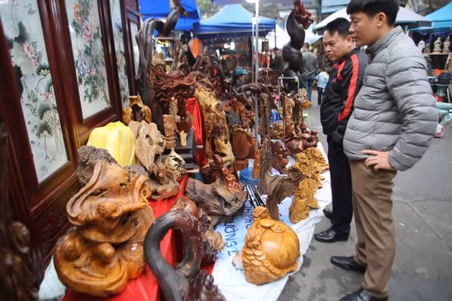Cứ vào dịp cuối năm âm lịch tại khu vực phố Hàng Lược lại diễn ra phiên chợ đồ cổ. Chợ nằm ngay trong lòng chợ hoa Tết,