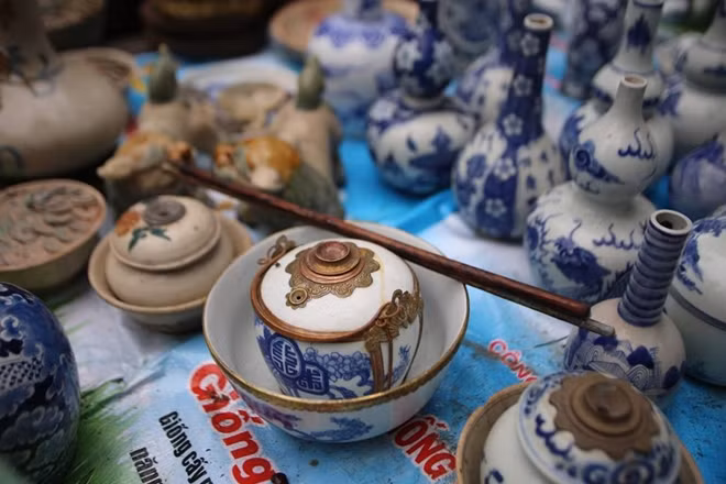 Phiên chợ đặc biệt này mỗi năm chỉ họp một lần vào dịp giáp Tết, bày bán đồ cũ, đồ giả cổ, đồ xưa, sản phẩm thủ công mỹ nghệ, sản phẩm làng nghề truyền thống.
