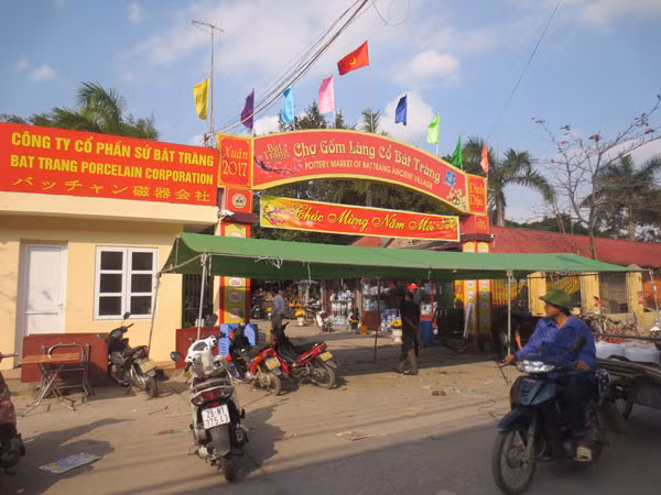 Chiều 7-2, cổng chợ gốm được mở trở lại để kinh doanh và đón khách du lịch.