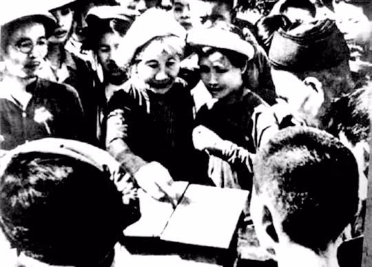 Cử tri Hà Nội bỏ phiếu bầu Quốc hội khóa 1 ngày 6/01/1946 Cử tri Hà Nội bỏ phiếu bầu Quốc hội khóa 1 ngày 6/01/1946