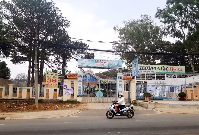 Xây dựng trái phép nham nhở bên biệt thự cổ số 22, đường Hùng Vương, TP Đà Lạt.