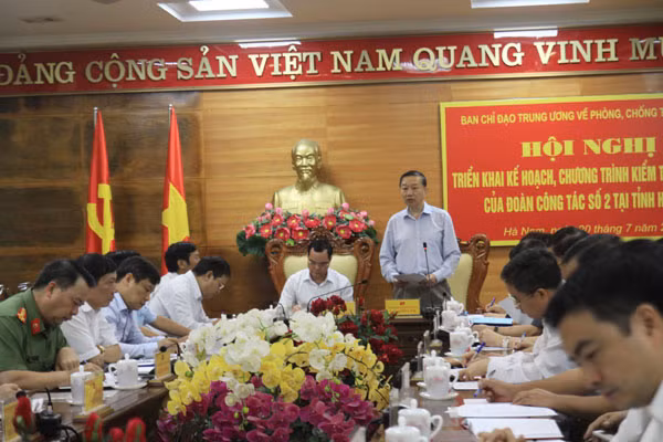 Bộ trưởng Tô Lâm phát biểu chỉ đạo tại buổi làm việc. Bộ trưởng Tô Lâm phát biểu chỉ đạo tại buổi làm việc.
