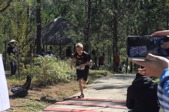 Cự ly 10km, nơi quy tụ của nhiều VĐV trẻ đầy tài năng. Tham dự giải Dalat Ultra Trail năm nay, Veldhuizem Job - runner trẻ tuổi đã có thành tích rất đáng nể: 01:12:02.