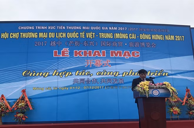 Ông Vũ văn Kinh - Chủ tịch UBND TP Móng Cái phát biểu khai mạc Hội chợ.