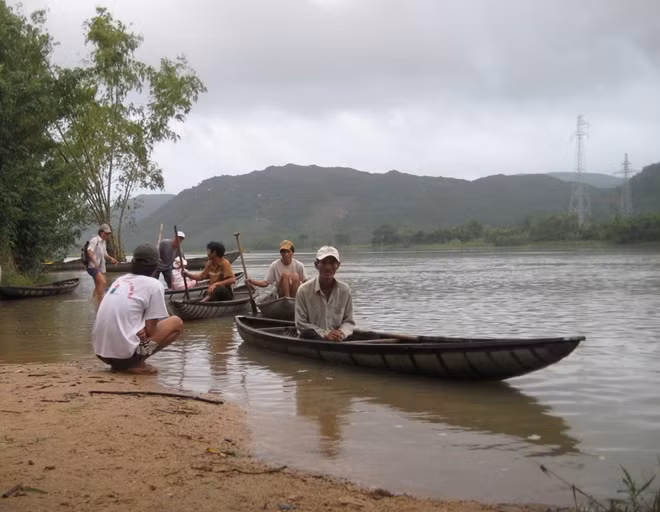 Nhiều người dân phải sử dụng xuồng đi lại trong lũ lụt