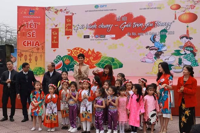 Hoa hậu hoàn vũ H’Hen Niê xuất hiện trong lễ hội "Gói bánh chưng-gói trọn yêu thương"