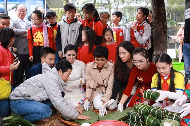 Sau đó người đẹp thuộc op 5 Hoa hậu Hoàn vũ thế giới 2018 tham gia gói bánh chưng. Cô tỏ ra khá thích thú với trải nghiệm này.