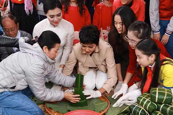 Cô gái người Ê Đê với làn da nâu và mái tóc ngắn học hỏi rất nhanh kỹ năng gói loại bánh đặc trưng trong ngày Tết của Việt Nam.