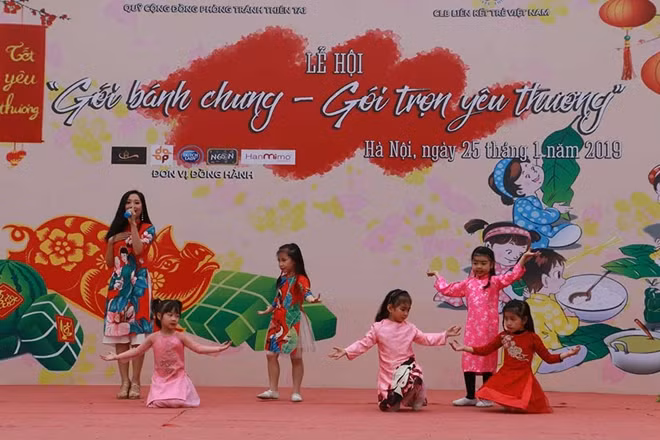 Lễ hội bắt đầu với các tiết mục ca nhạc .