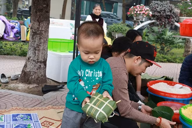 Những chiếc bánh này sẽ được gửi đến các em nhỏ có hoàn cảnh khó khăn trên vùng cao.