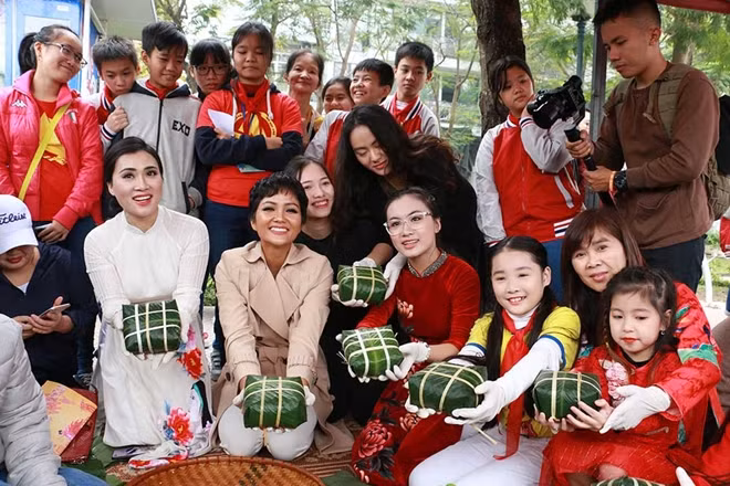 Hoa hậu H’ H’Hen Niê thích thú "khoe" thành quả gói bánh của mình.