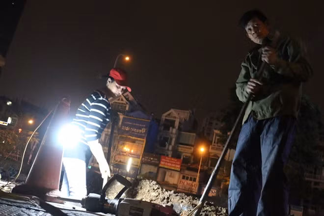Những gánh hàng rong đang nán lại thêm chút, cho bán kịp hết hàng.