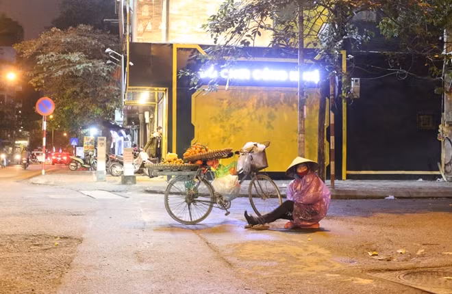 Những gánh hàng rong đang nán lại thêm chút, cho bán kịp hết hàng.