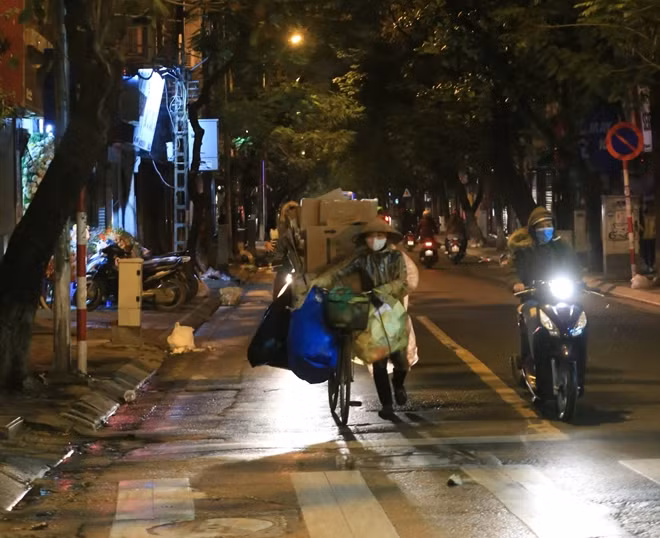 Ngoài đường những “thân cò” liêu xiêu đang hối hả về nhà giữa cơn đông lạnh cắt da, cắt thịt.