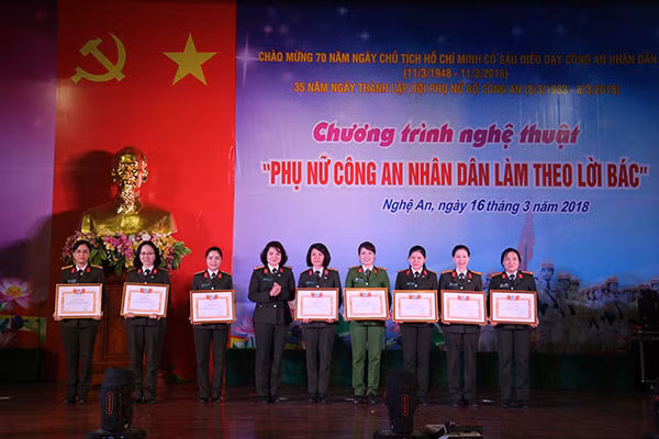 Đại tá Ngô Hoài Thu, Chủ tịch Hội phụ nữ Bộ Công an trao Bằng khen cho các tập thể có thành tích xuất sắc.