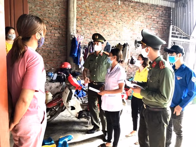 Công an huyện Thanh Hà đến từng nhà dân vận động khai báo y tế, tiến hành truy vết F1 và F2.