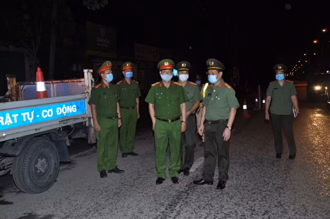 Đại tá Lê Ngọc Châu, Giám đốc Công an tỉnh kiểm tra tại chốt kiểm dịch trên địa bàn TP Hải Dương.