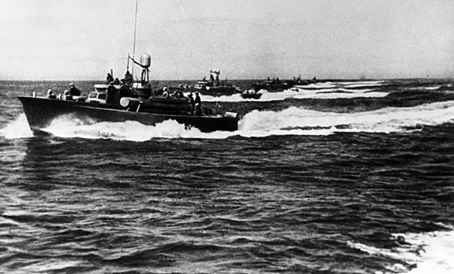 Hạm đội Thái Bình Dương treo cờ trên cảng Arthur, năm 1945.