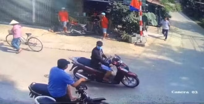 Tuấn “khỉ” mang khẩu AK báng xếp rời khỏi hiện trường sau khi gây án.