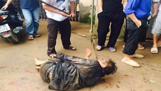 Những đối tượng trộm chó bị người dân đánh. Những đối tượng trộm chó bị người dân đánh.
