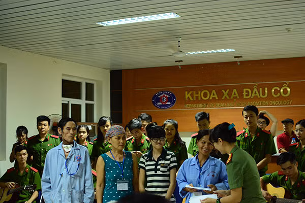 Không chỉ có âm nhạc cán bộ chiến sỹ công an còn trao cho các bệnh nhân các phần quà.