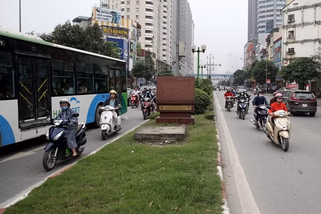 Thậm chí nhiều phương tiện sẵn sàng đi vào làn đường riêng của xe bus BRT.