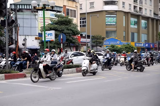 Dòng xe bắt đầu chạy vào đường ngược chiều từ điểm quay đầu ngã tư Tố Hữu - Vũ Hữu.