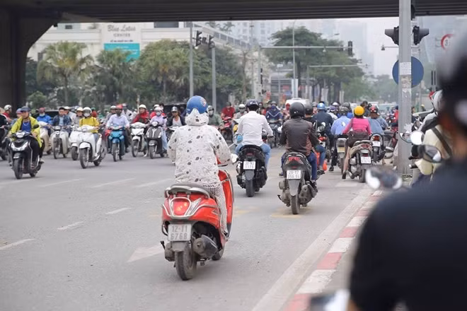 Tuyến đường Tố Hữu- Lê Văn Lương là tuyến đường xuyên tâm, huyết mạch của cửa ngõ Tây Nam về Hà Nội, vào năm 2018, cũng chính tại con đường này, khi có mặt lực lượng CSGT người dân tránh tắc bằng cách dắt xe đi ngược chiều.