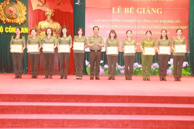 Thiếu tướng Nguyễn Đức Minh trao chứng chỉ khoá học cho các học viên.
