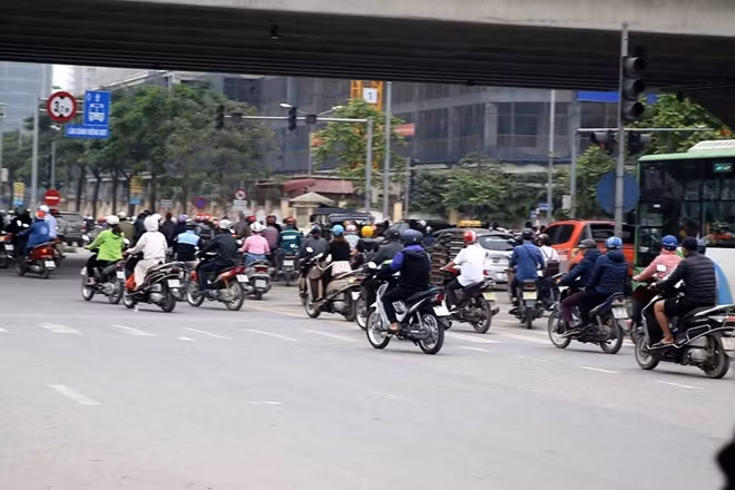 Trên tuyến đường chỉ dài khoảng 400m ngay nút giao Tố Hữu - Lê Văn Lương vào giờ cao điểm từ lâu xuất hiện tình trạng hàng loạt phương tiện nối đuôi nhau đi ngược chiều.