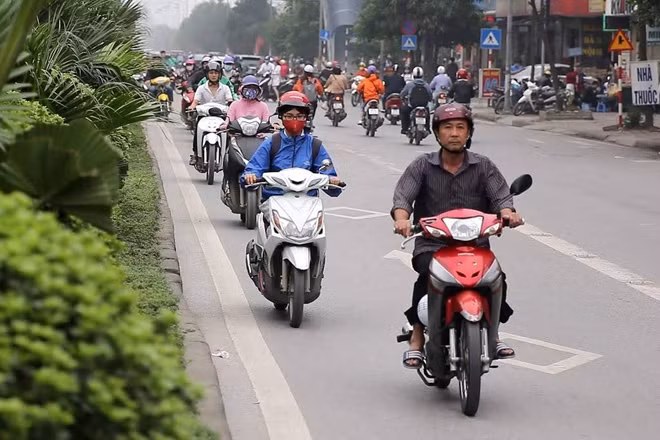Theo người dân, tại điểm trên có nhiều ngày hàng dài cả ô tô, xe máy nối đuôi nhau chạy người chiều, gây ùn tắc kéo dài, nhất vào những ngày Hà Nội có mưa.